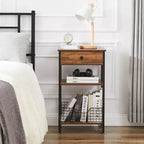 Mesa auxiliar alta, mesita de noche organizadora con estante y cesta metálica extraíble para sala de estar o dormitorio, gris/marrón