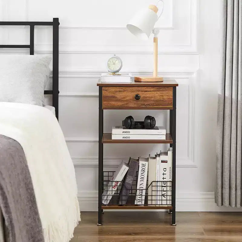 Mesa auxiliar alta, mesita de noche organizadora con estante y cesta metálica extraíble para sala de estar o dormitorio, gris/marrón
