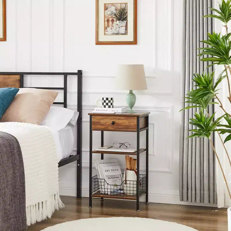 Mesa auxiliar alta, mesita de noche organizadora con estante y cesta metálica extraíble para sala de estar o dormitorio, gris/marrón
