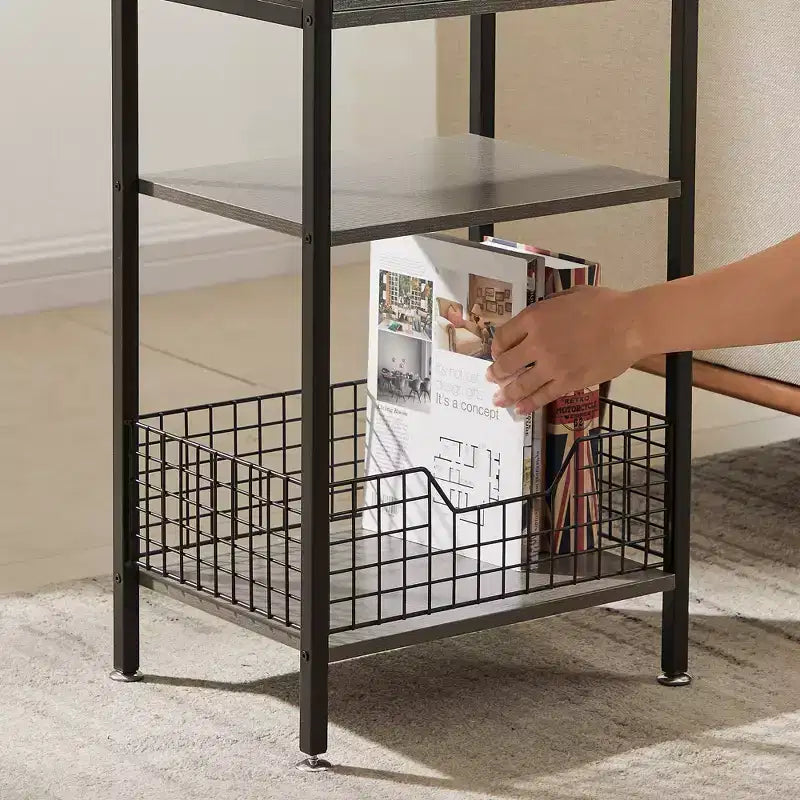 Mesa auxiliar alta, mesita de noche organizadora con estante y cesta metálica extraíble para sala de estar o dormitorio, gris/marrón