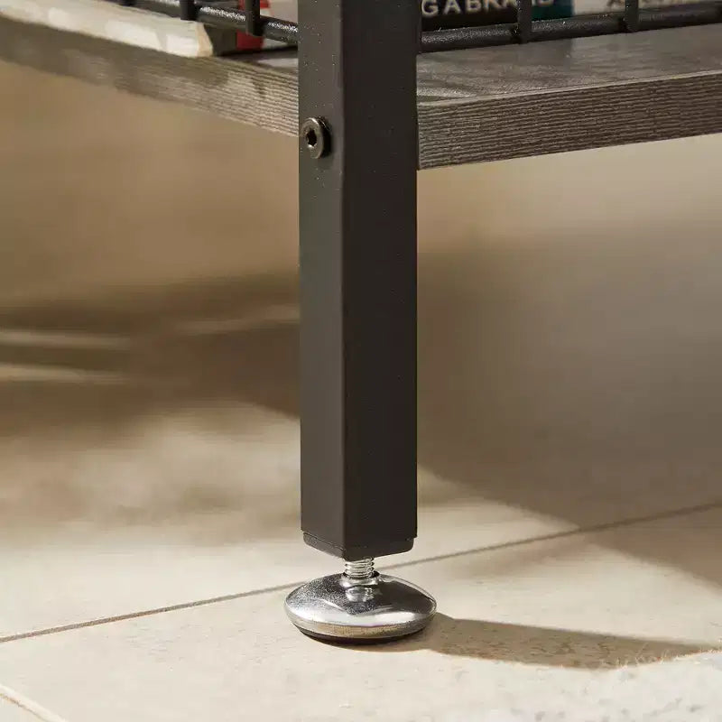 Mesa auxiliar alta, mesita de noche organizadora con estante y cesta metálica extraíble para sala de estar o dormitorio, gris/marrón