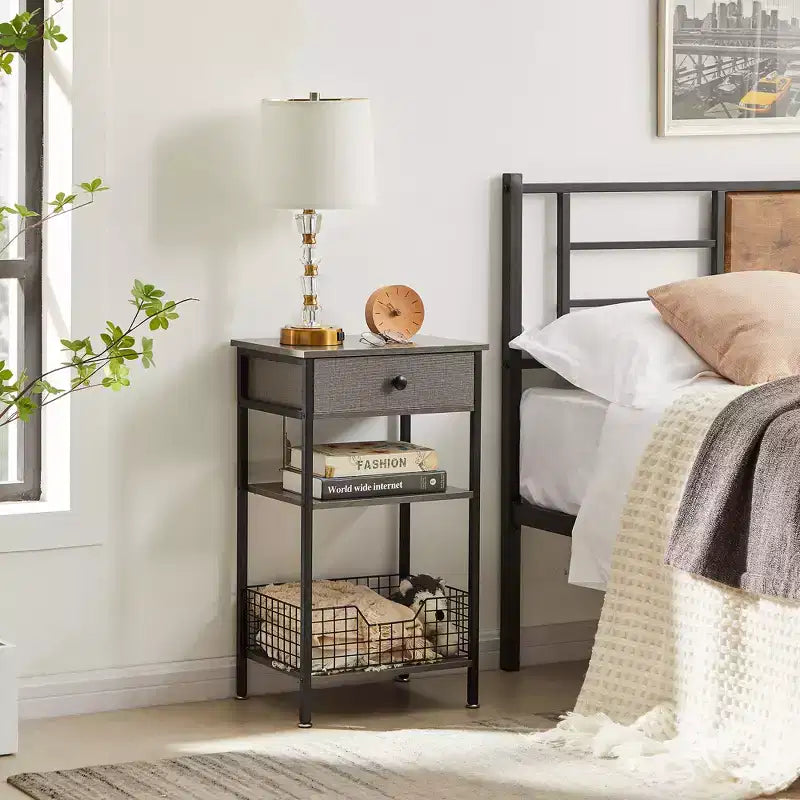 Mesa auxiliar alta, mesita de noche organizadora con estante y cesta metálica extraíble para sala de estar o dormitorio, gris/marrón