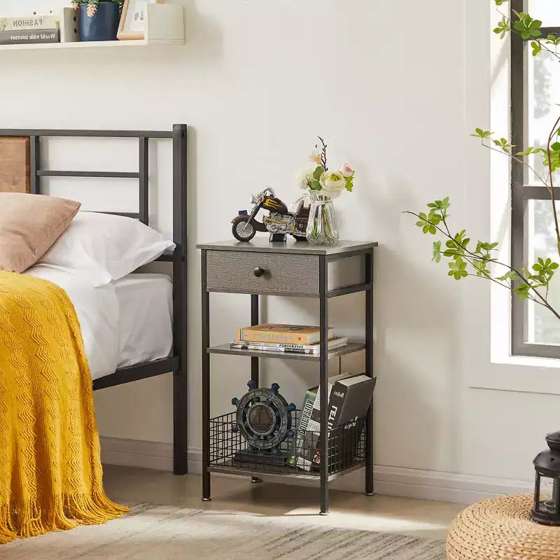 Mesa auxiliar alta, mesita de noche organizadora con estante y cesta metálica extraíble para sala de estar o dormitorio, gris/marrón