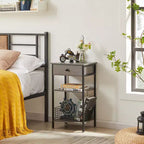 Mesa auxiliar alta, mesita de noche organizadora con estante y cesta metálica extraíble para sala de estar o dormitorio, gris/marrón