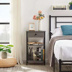 Mesa auxiliar alta, mesita de noche organizadora con estante y cesta metálica extraíble para sala de estar o dormitorio, gris/marrón