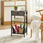 Mesa auxiliar alta, mesita de noche organizadora con estante y cesta metálica extraíble para sala de estar o dormitorio, gris/marrón