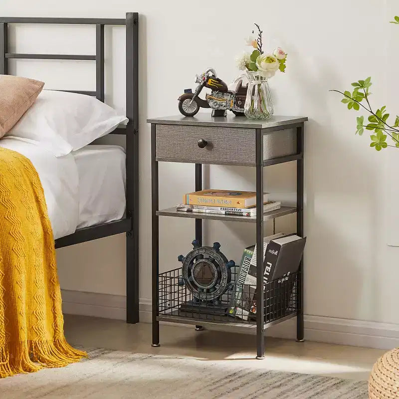 Mesa auxiliar alta, mesita de noche organizadora con estante y cesta metálica extraíble para sala de estar o dormitorio, gris/marrón