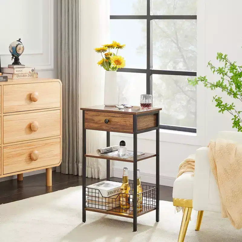 Mesa auxiliar alta, mesita de noche organizadora con estante y cesta metálica extraíble para sala de estar o dormitorio, gris/marrón