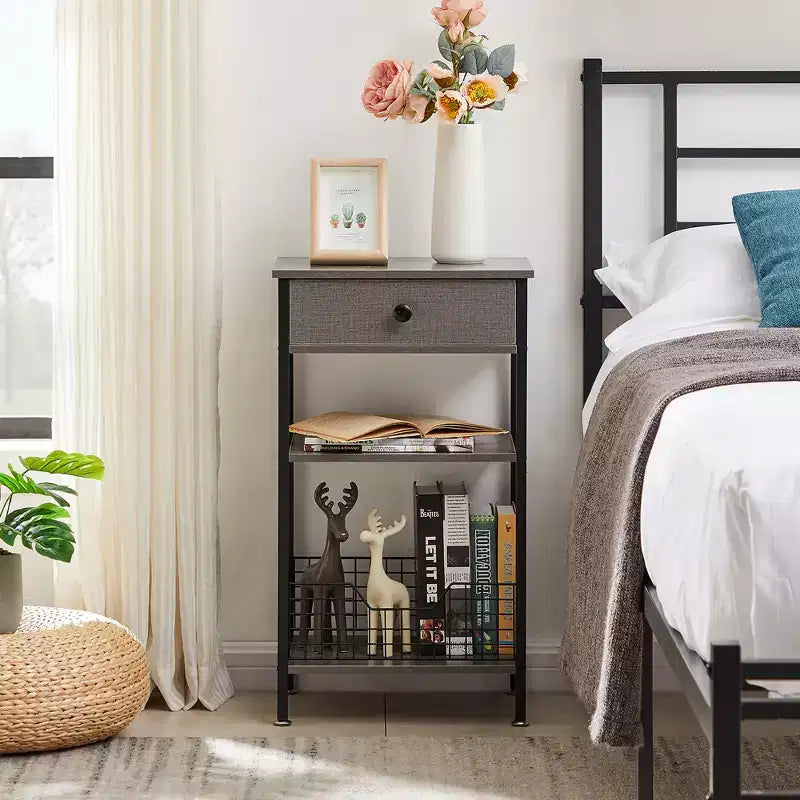 Mesa auxiliar alta, mesita de noche organizadora con estante y cesta metálica extraíble para sala de estar o dormitorio, gris/marrón