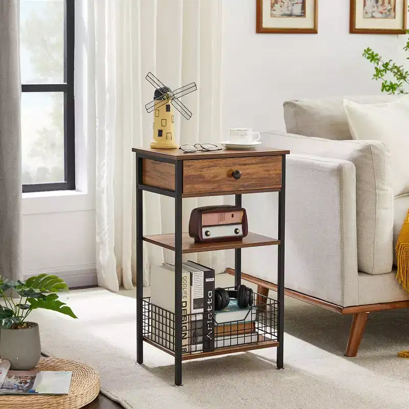 Mesa auxiliar alta, mesita de noche organizadora con estante y cesta metálica extraíble para sala de estar o dormitorio, gris/marrón