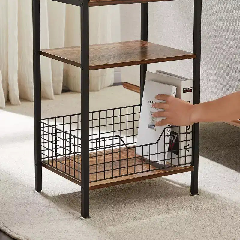 Mesa auxiliar alta, mesita de noche organizadora con estante y cesta metálica extraíble para sala de estar o dormitorio, gris/marrón