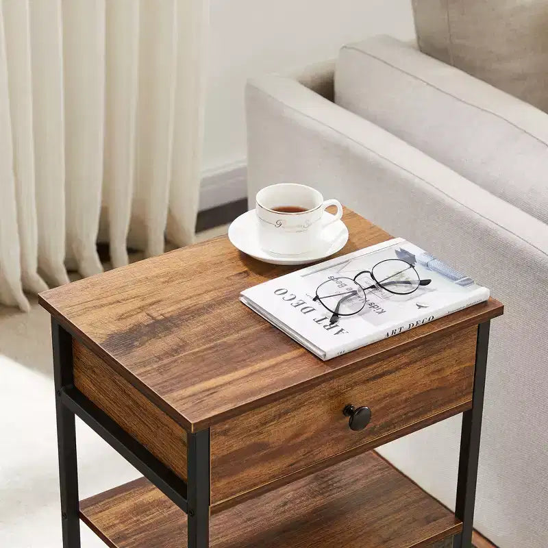 Mesa auxiliar alta, mesita de noche organizadora con estante y cesta metálica extraíble para sala de estar o dormitorio, gris/marrón