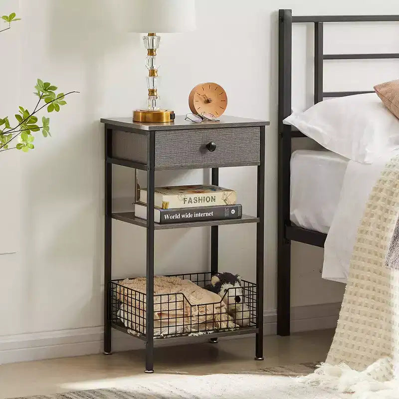 Mesa auxiliar alta, mesita de noche organizadora con estante y cesta metálica extraíble para sala de estar o dormitorio, gris/marrón