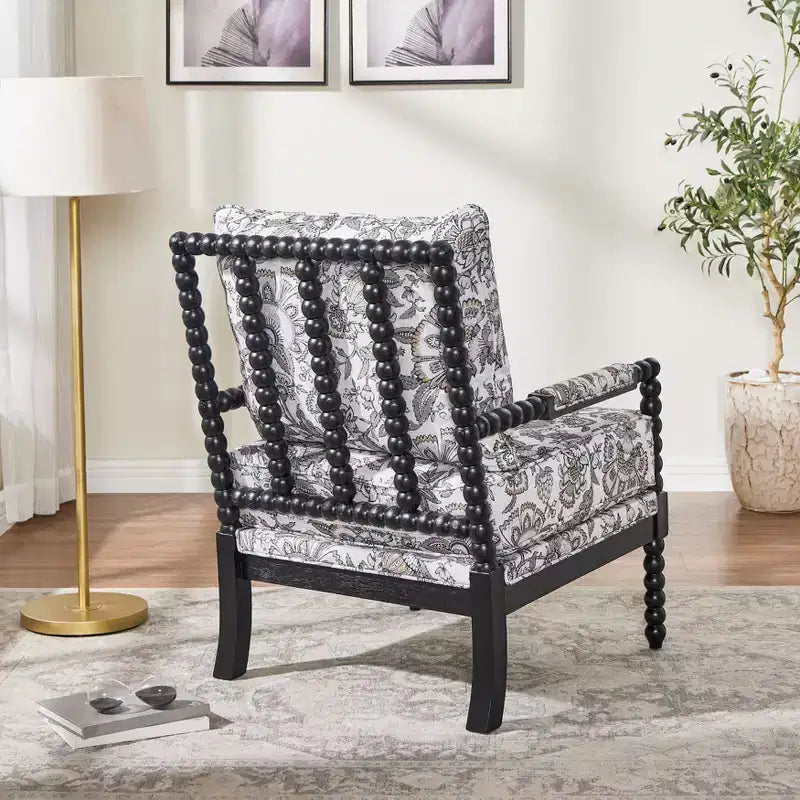Sillón auxiliar tapizado Spool con estructura de madera torneada