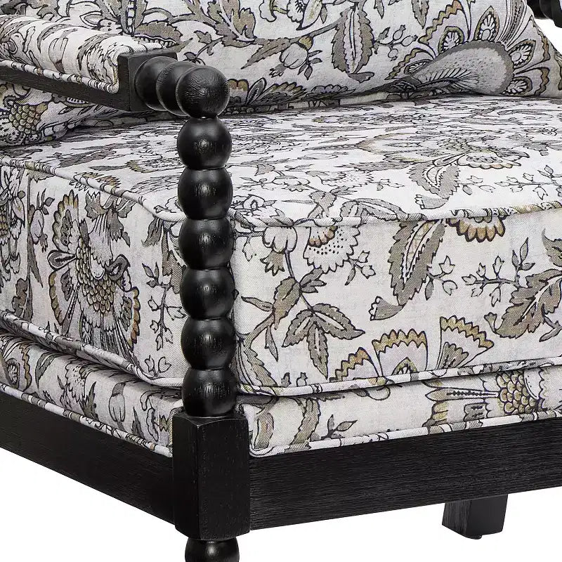 Sillón auxiliar tapizado Spool con estructura de madera torneada