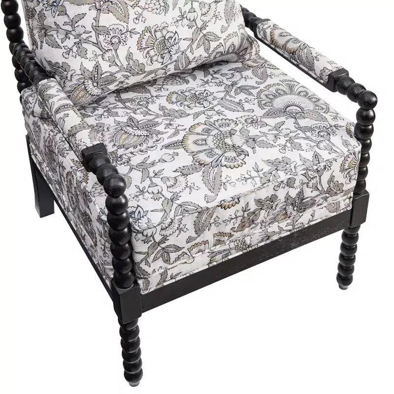 Sillón auxiliar tapizado Spool con estructura de madera torneada