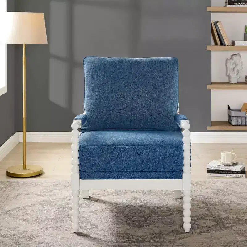 Sillón auxiliar tapizado Spool con estructura de madera torneada