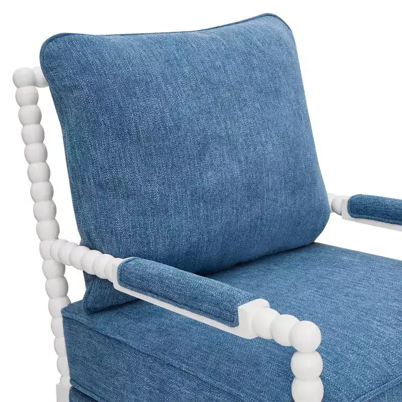 Sillón auxiliar tapizado Spool con estructura de madera torneada