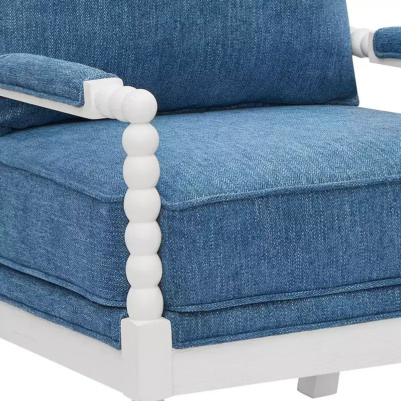 Sillón auxiliar tapizado Spool con estructura de madera torneada