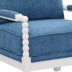 Sillón auxiliar tapizado Spool con estructura de madera torneada