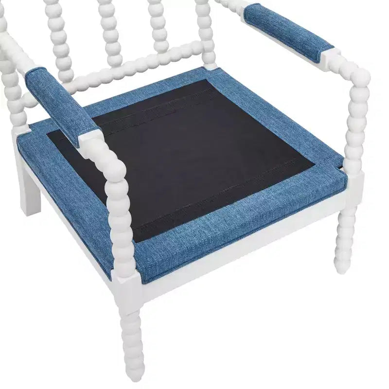 Sillón auxiliar tapizado Spool con estructura de madera torneada