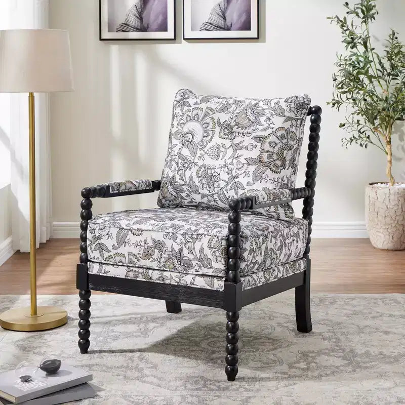 Sillón auxiliar tapizado Spool con estructura de madera torneada