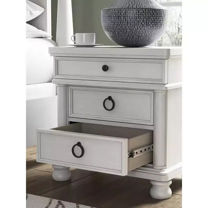 Mesita de Noche de 3 Cajones con Puertos USB y Enchufes, Blanco Antiguo