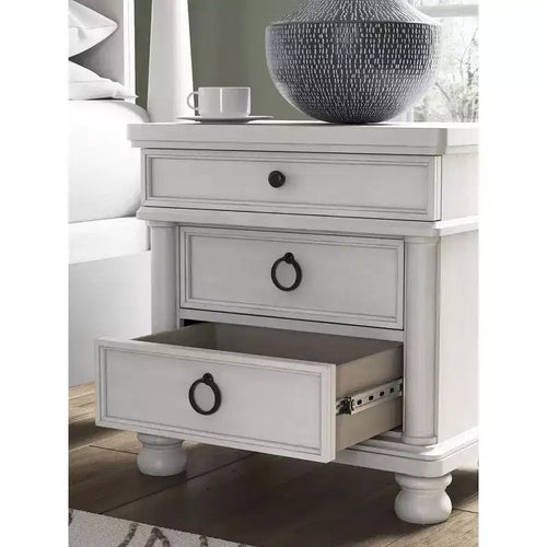 Mesita de Noche de 3 Cajones con Puertos USB y Enchufes, Blanco Antiguo